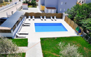 Awesome apartment in Novigrad w/ Outdoor swimming pool and 3 Bedrooms